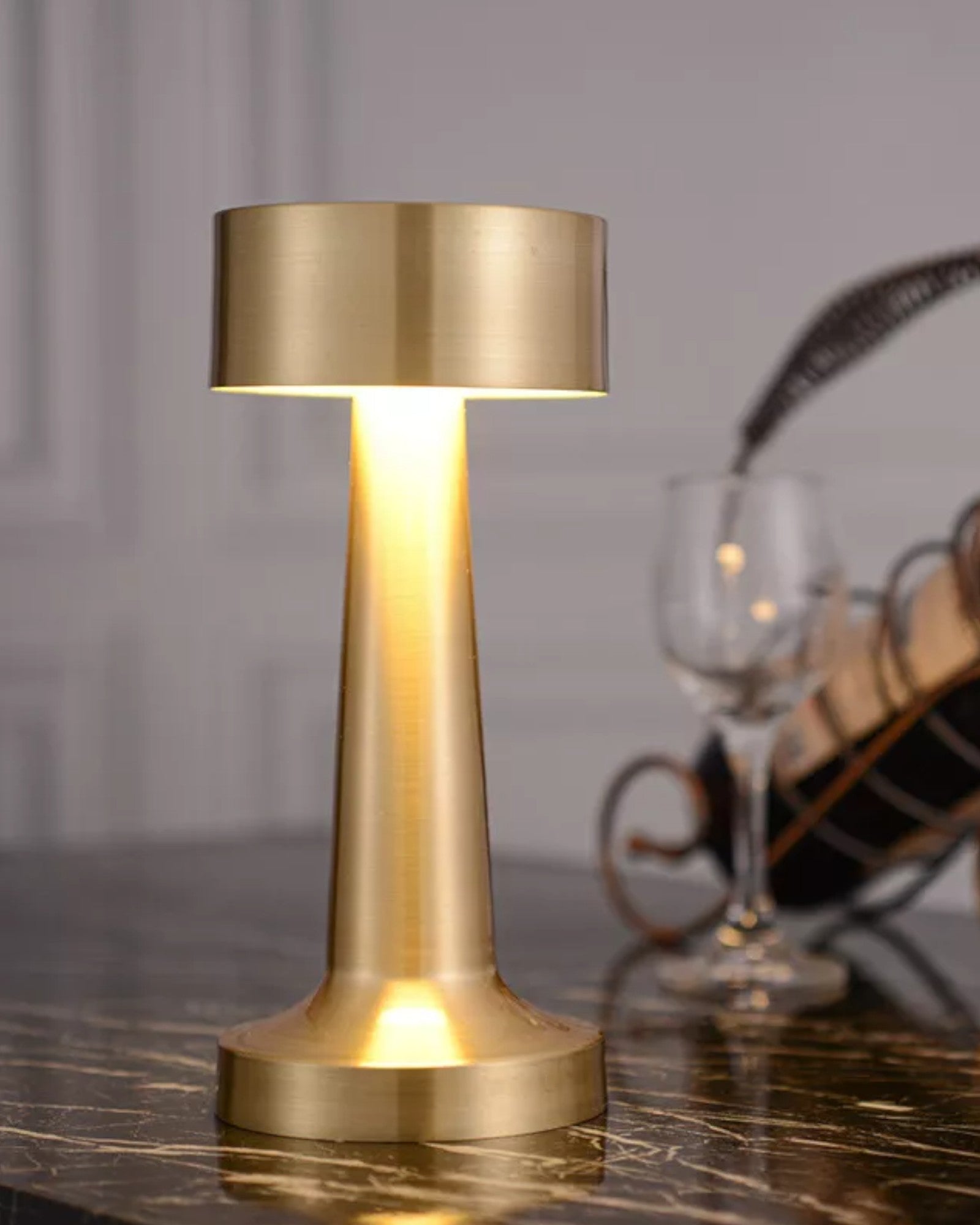 Elegant Dimbar Bordslampa i Gyllene Rostfritt Stål – Liten Trådlös LED-lampa för Modern Inredning 1