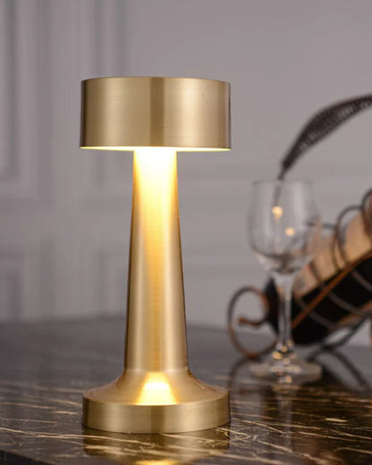 Elegant Dimbar Bordslampa i Gyllene Rostfritt Stål – Liten Trådlös LED-lampa för Modern Inredning 1