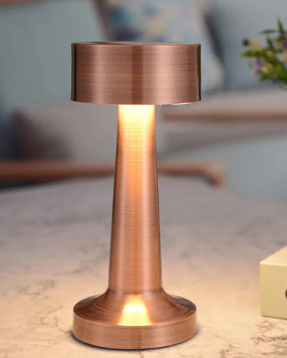 Elegant Dimbar Bordslampa i Gyllene Rostfritt Stål – Liten Trådlös LED-lampa för Modern Inredning 5