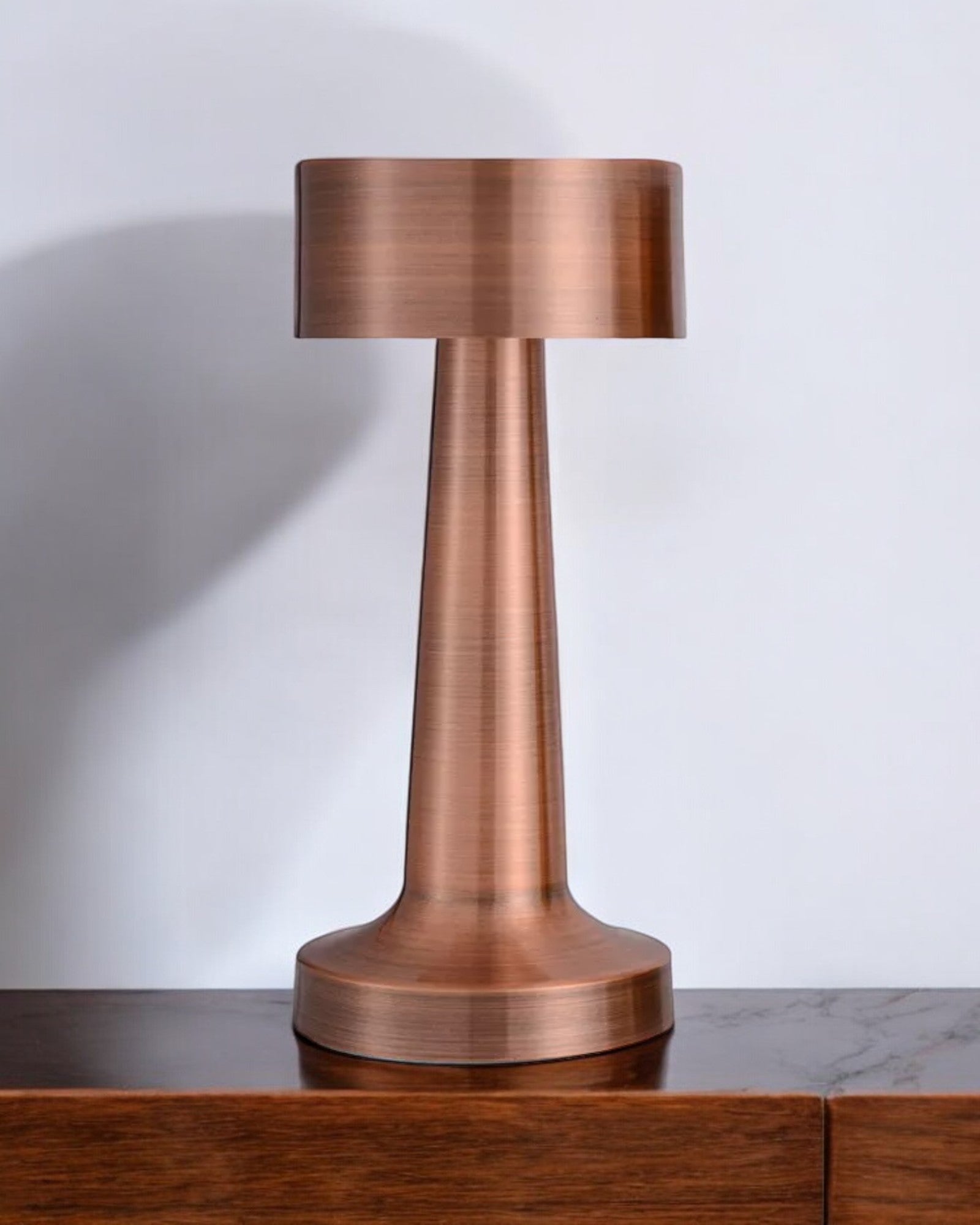 Elegant Dimbar Bordslampa i Gyllene Rostfritt Stål – Liten Trådlös LED-lampa för Modern Inredning 6