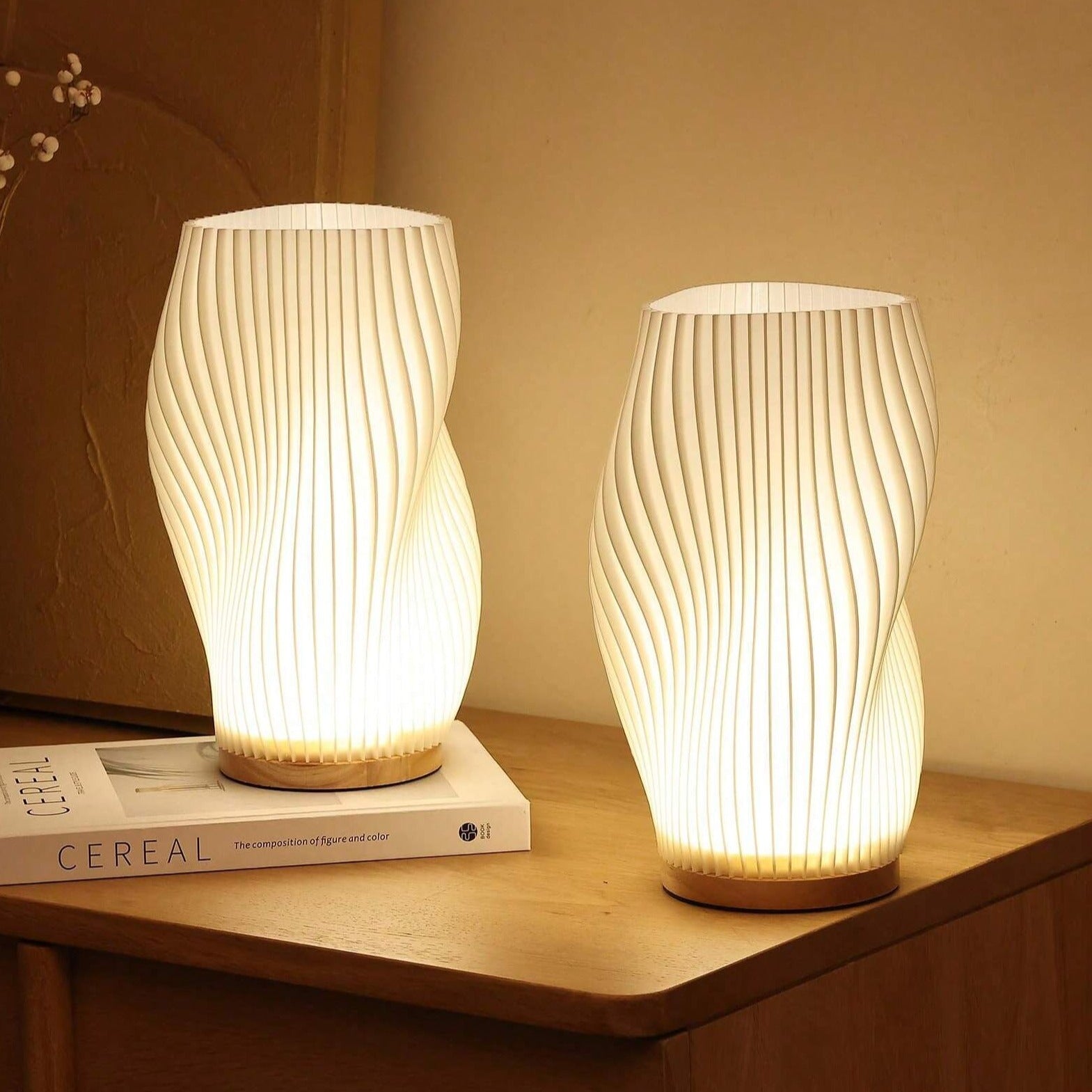 Samtida USB-Bordslampa med Vågmönster och Metallbas – Elegant Belysning för Hem och Kontor 1
