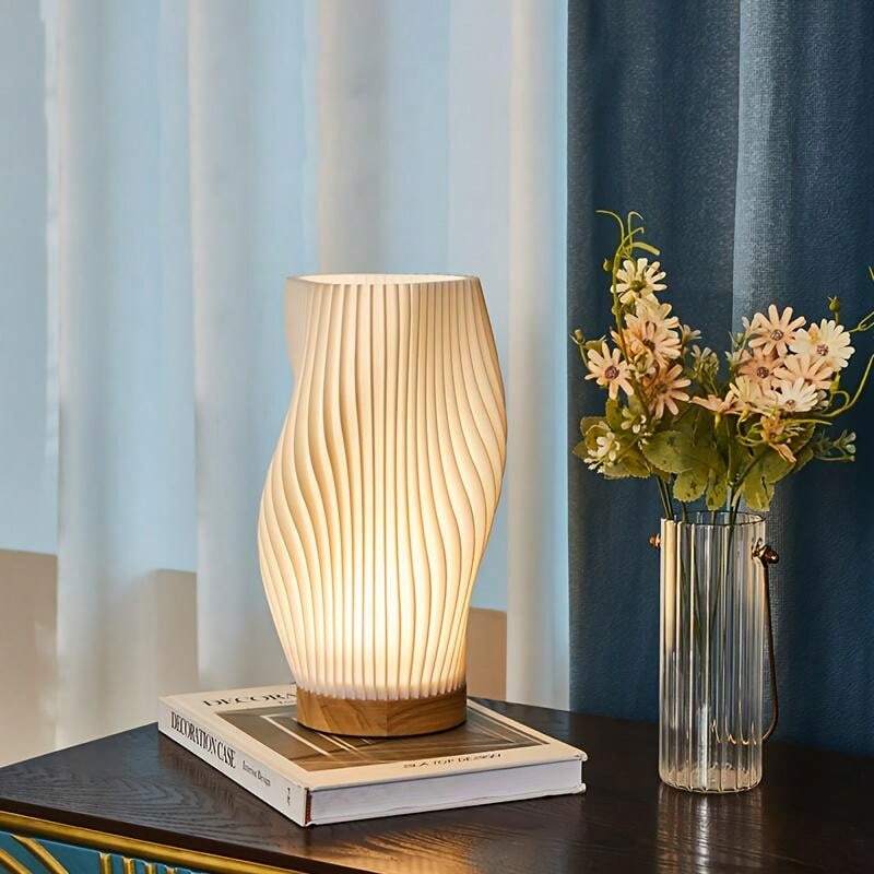 Samtida USB-Bordslampa med Vågmönster och Metallbas – Elegant Belysning för Hem och Kontor 2