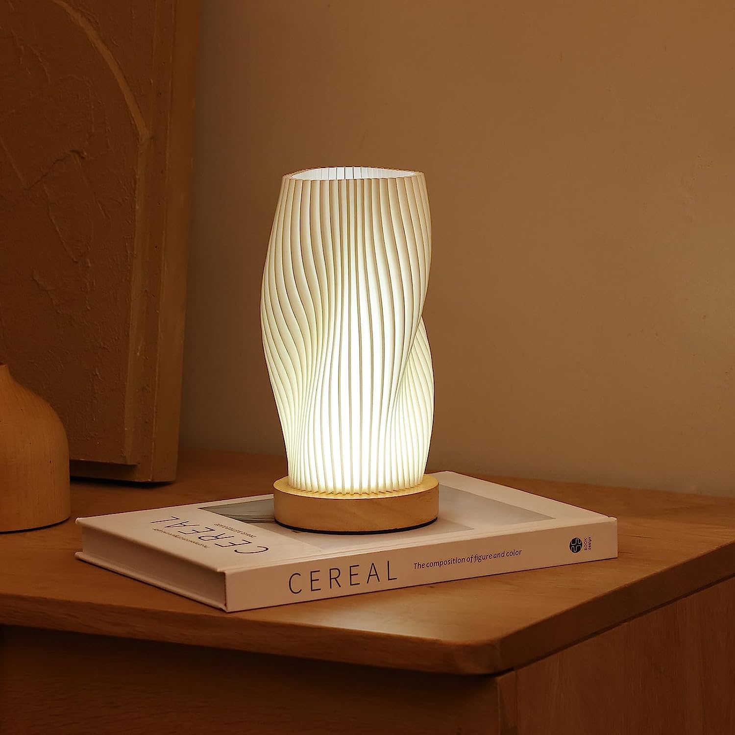 Samtida USB-Bordslampa med Vågmönster och Metallbas – Elegant Belysning för Hem och Kontor 3