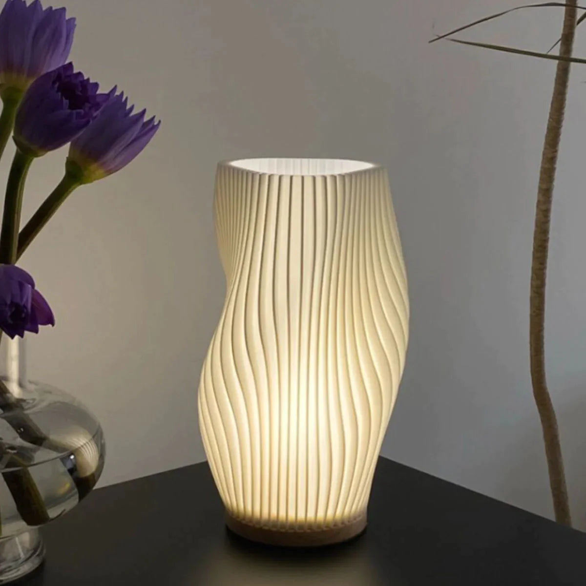 Samtida USB-Bordslampa med Vågmönster och Metallbas – Elegant Belysning för Hem och Kontor 4