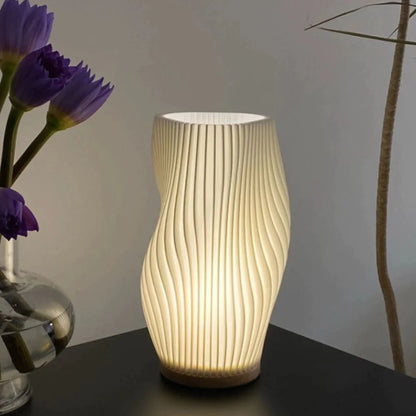 Samtida USB-Bordslampa med Vågmönster och Metallbas – Elegant Belysning för Hem och Kontor 4