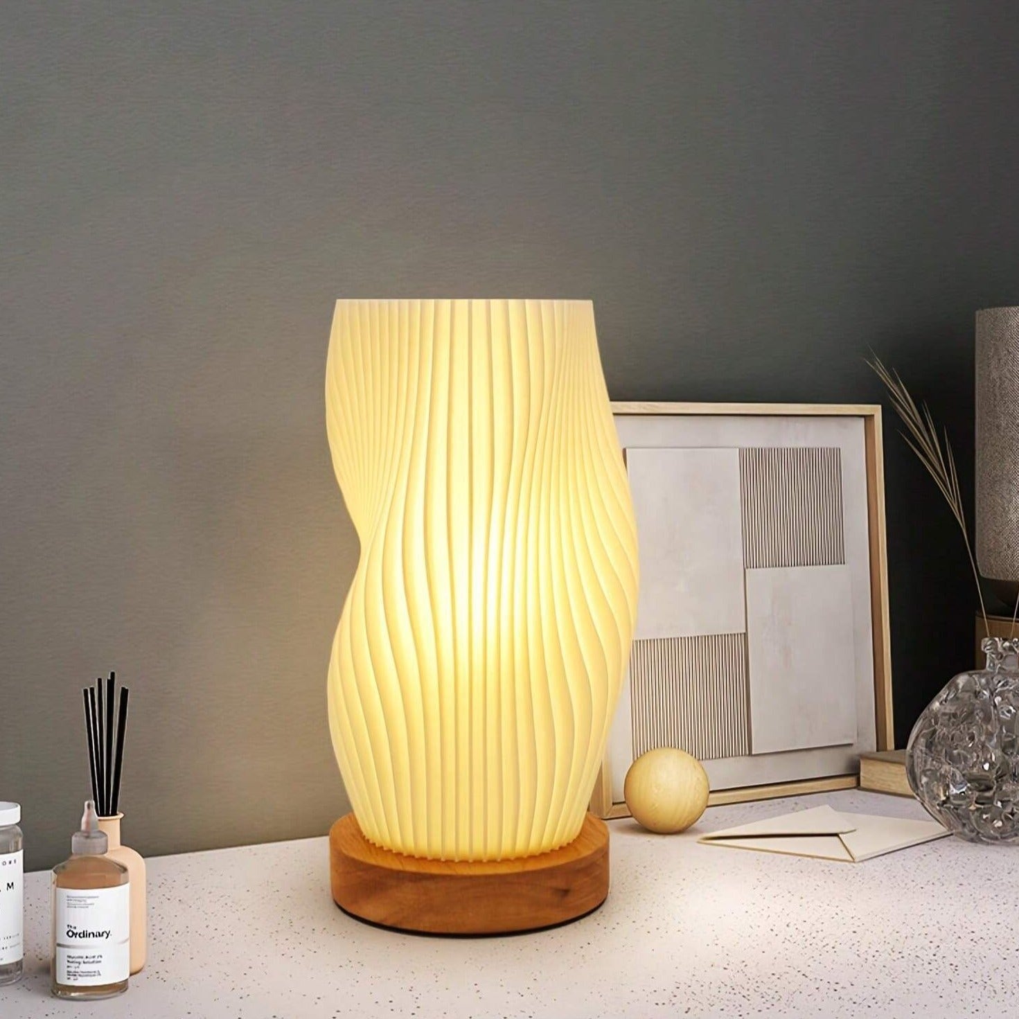 Samtida USB-Bordslampa med Vågmönster och Metallbas – Elegant Belysning för Hem och Kontor 5