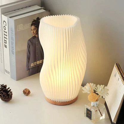 Samtida USB-Bordslampa med Vågmönster och Metallbas – Elegant Belysning för Hem och Kontor 6