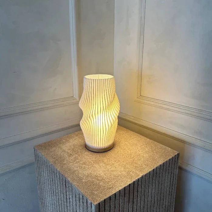 Samtida USB-Bordslampa med Vågmönster och Metallbas – Elegant Belysning för Hem och Kontor 7